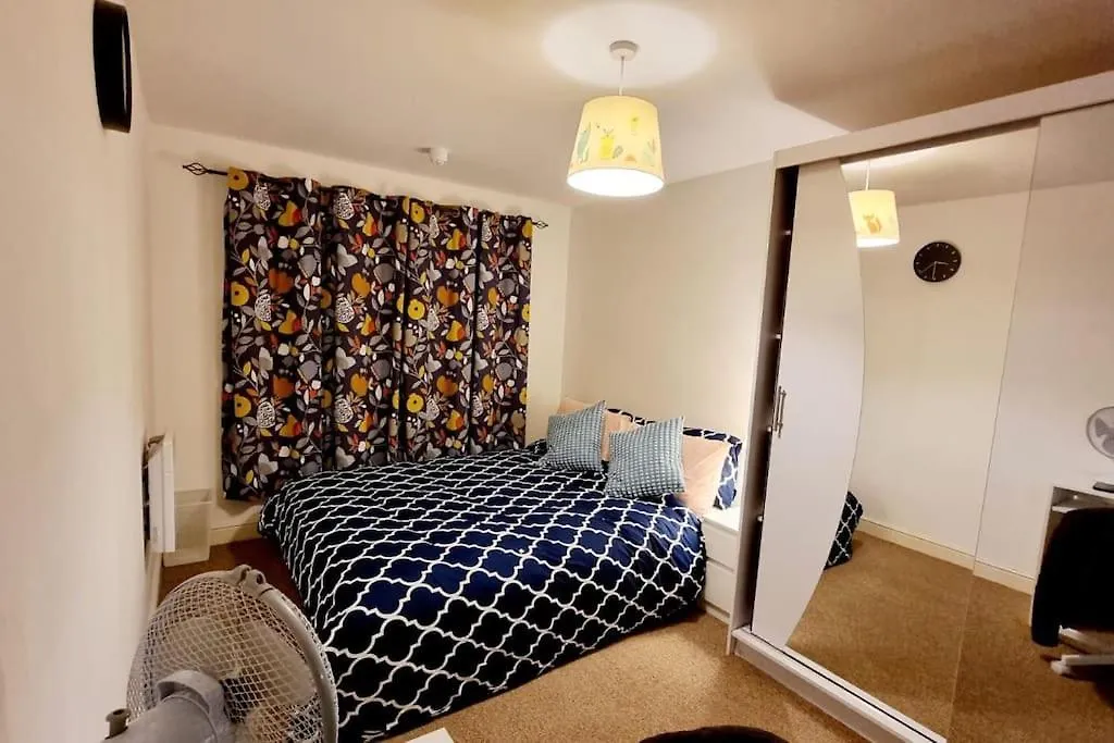 Entire Home In East London E3 Near Bromley By Bow Station 0*,  United Kingdom