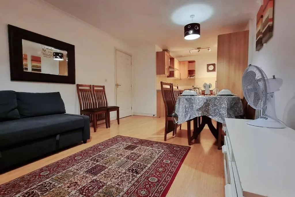 Entire Home In East London E3 Near Bromley By Bow Station contacts