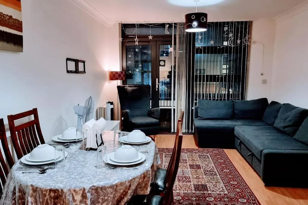 Entire Home In East London E3 Near Bromley By Bow Station 0*,  영국